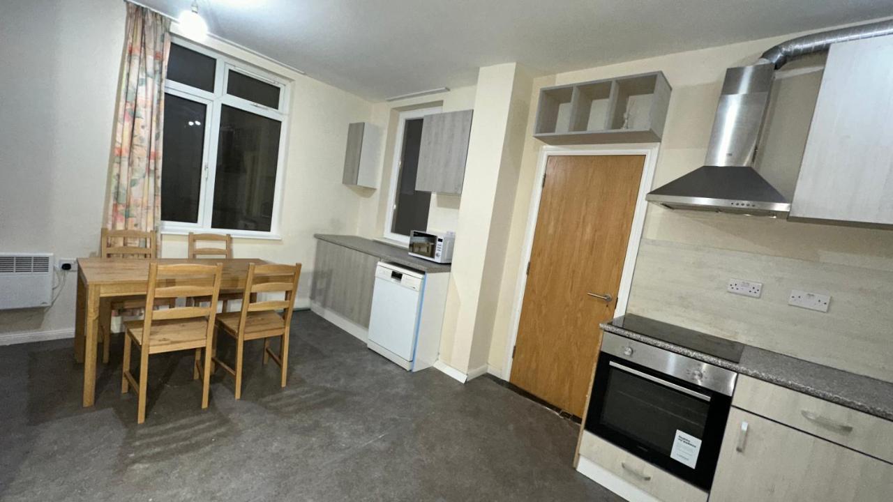 North London Spacious: 7-Bedroom Group Retreat with Gym Exterior photo