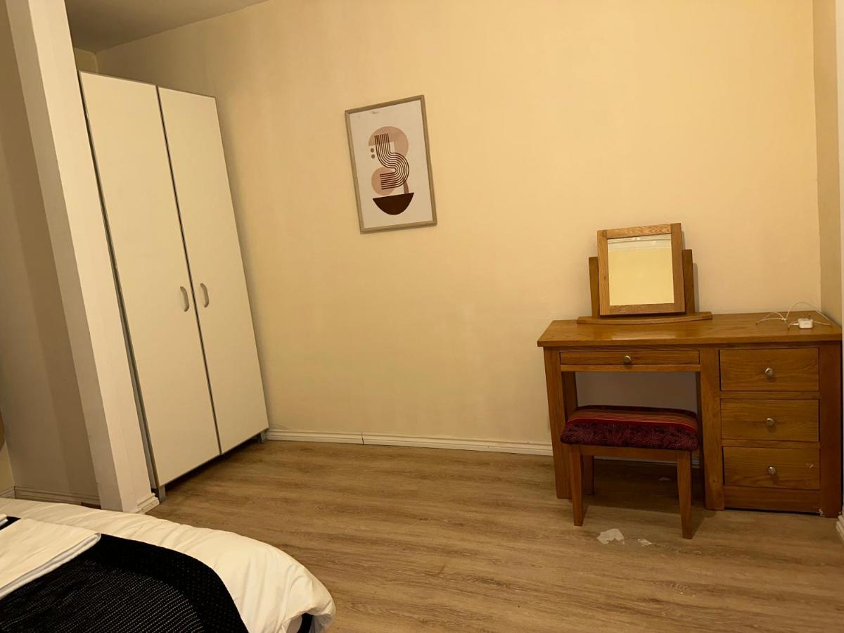 North London Spacious: 7-Bedroom Group Retreat with Gym Exterior photo