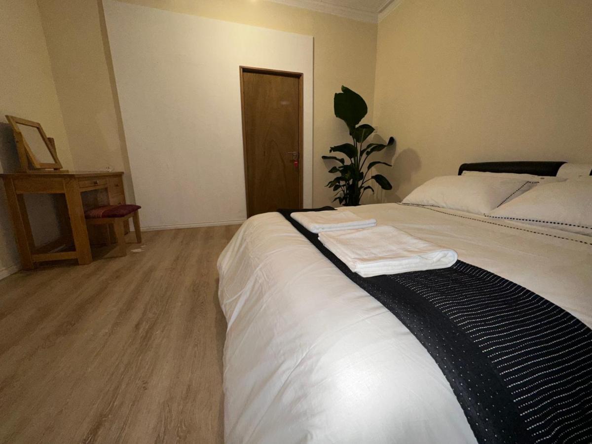 North London Spacious: 7-Bedroom Group Retreat with Gym Exterior photo