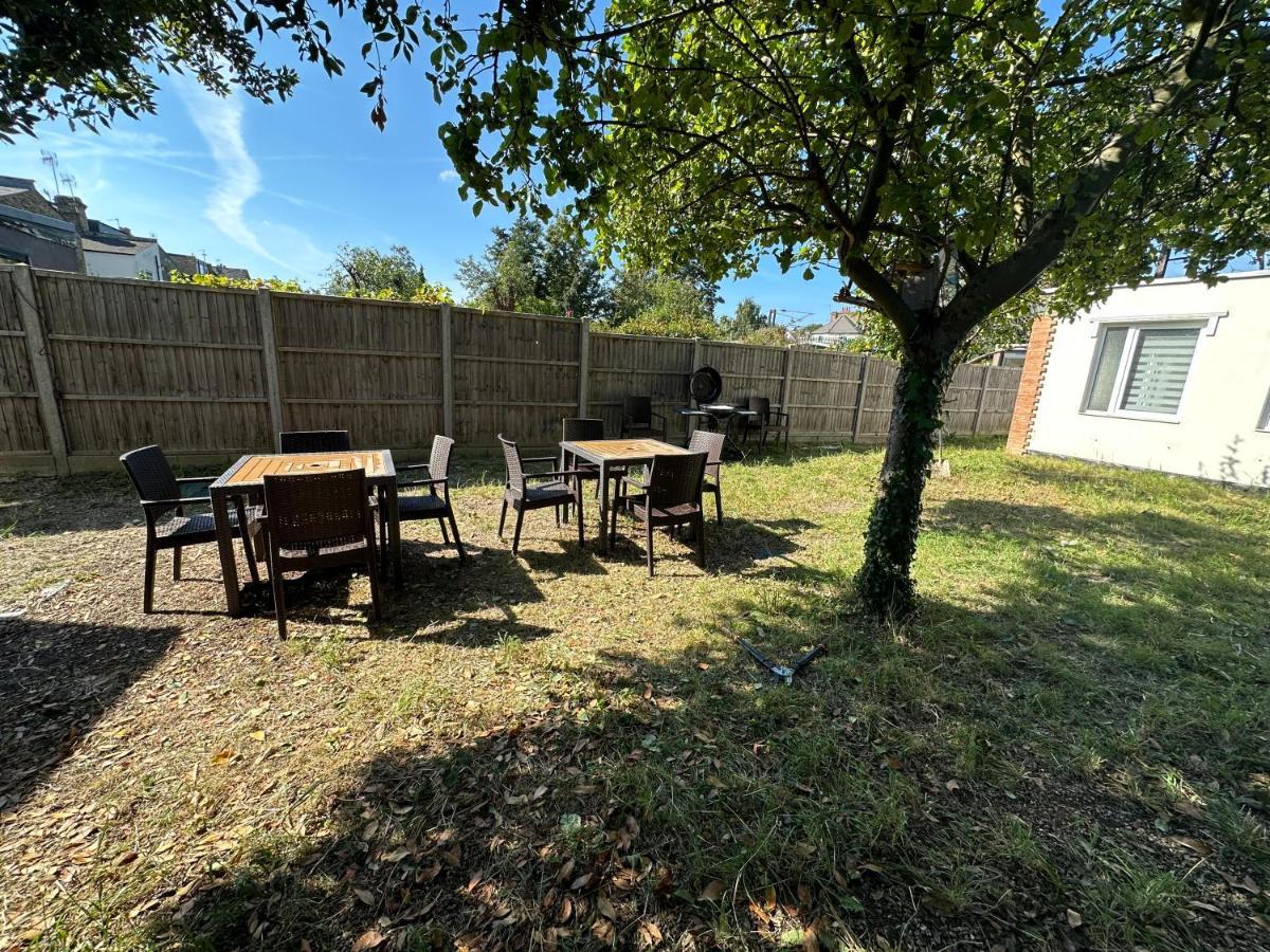 North London Spacious: 7-Bedroom Group Retreat with Gym Exterior photo