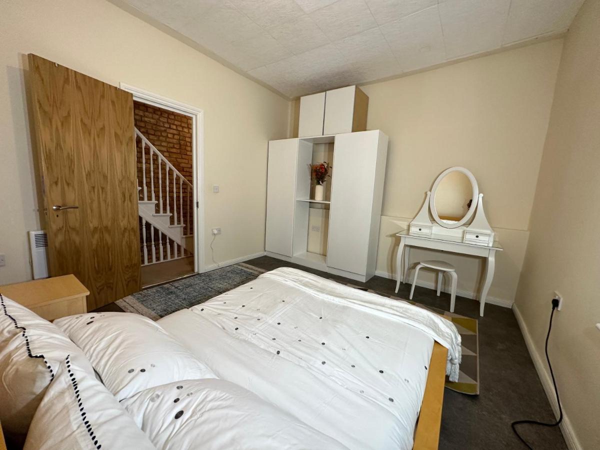 North London Spacious: 7-Bedroom Group Retreat with Gym Exterior photo