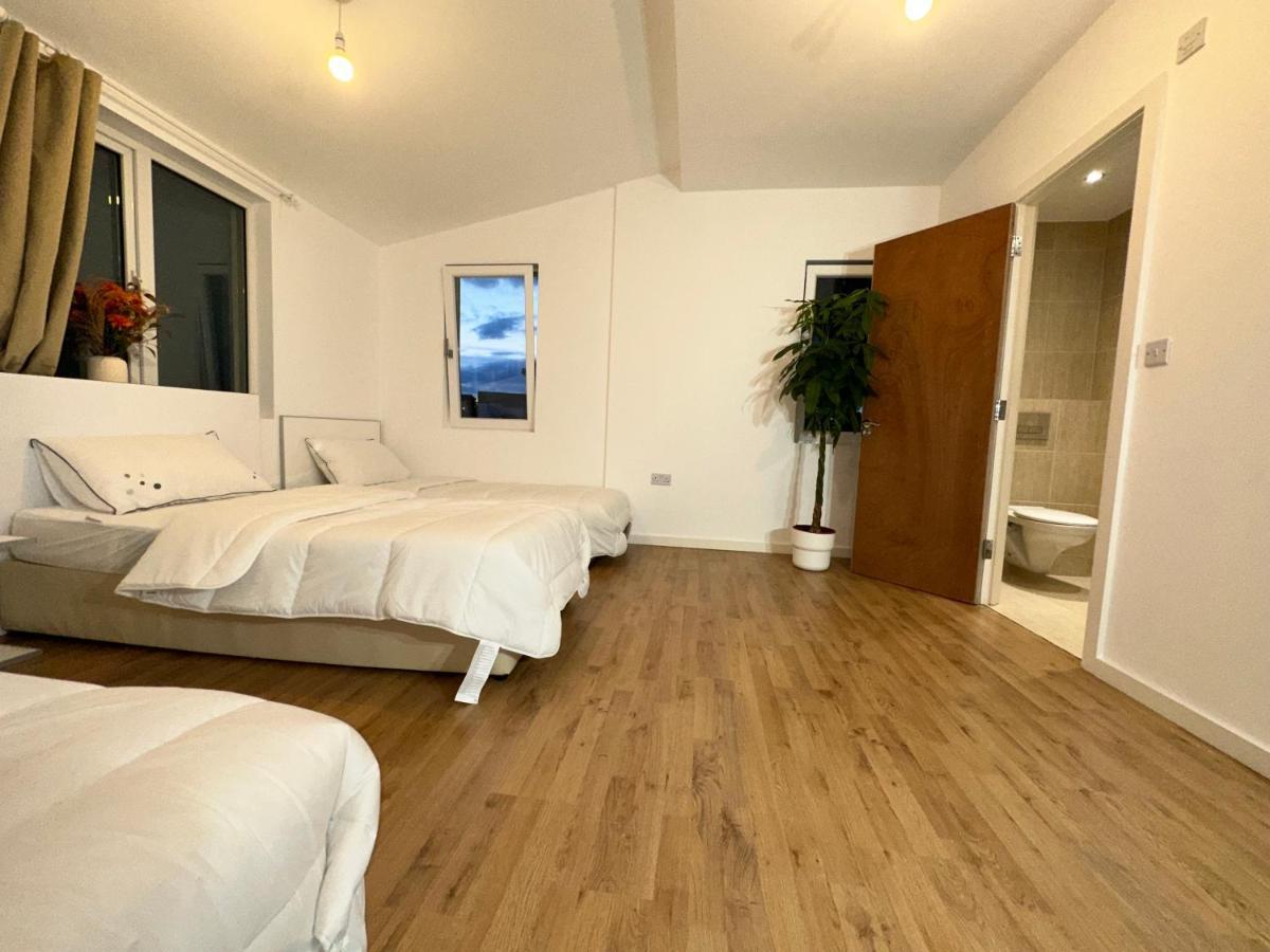 North London Spacious: 7-Bedroom Group Retreat with Gym Exterior photo