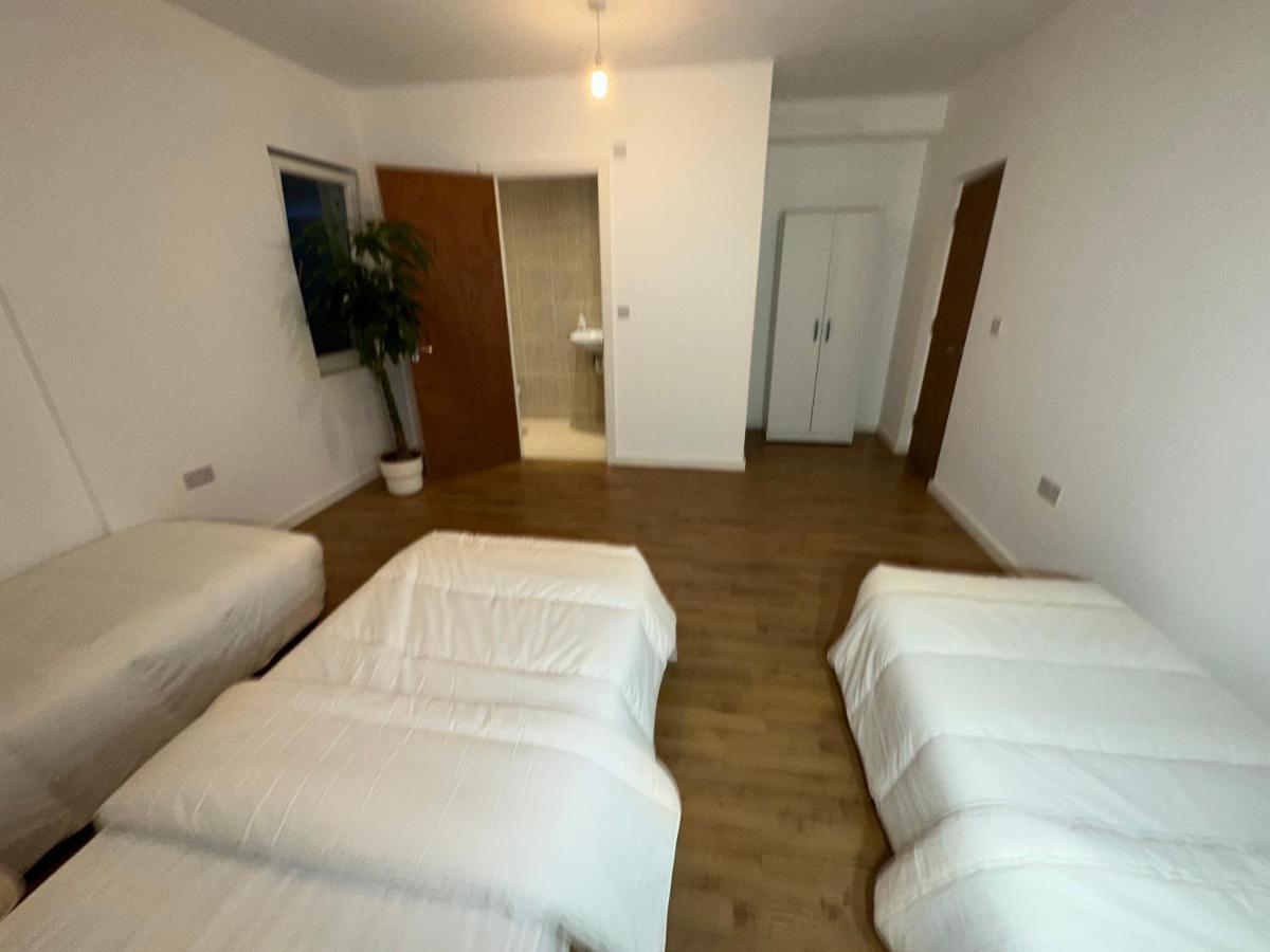 North London Spacious: 7-Bedroom Group Retreat with Gym Exterior photo