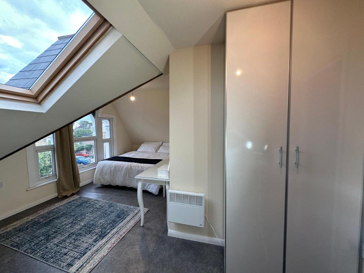 North London Spacious: 7-Bedroom Group Retreat with Gym Exterior photo