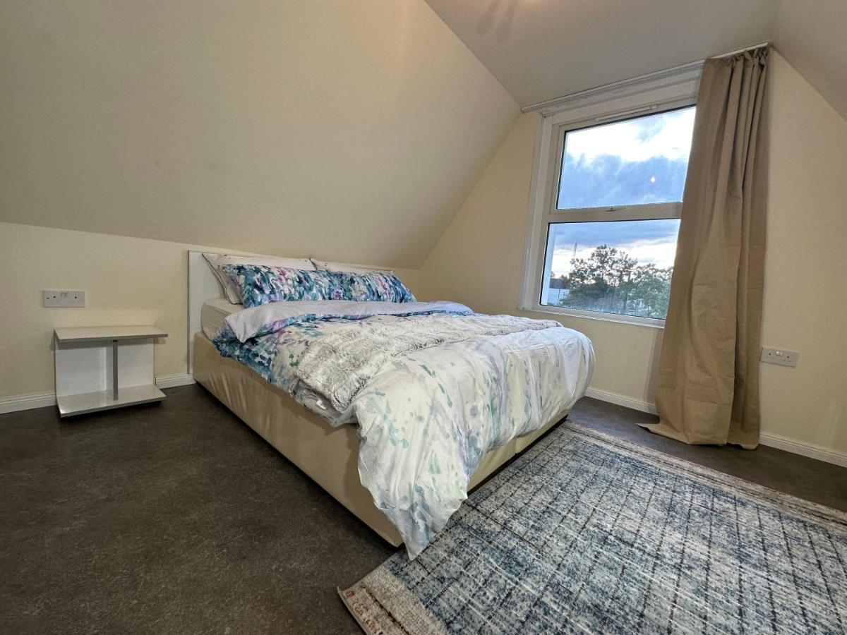 North London Spacious: 7-Bedroom Group Retreat with Gym Exterior photo