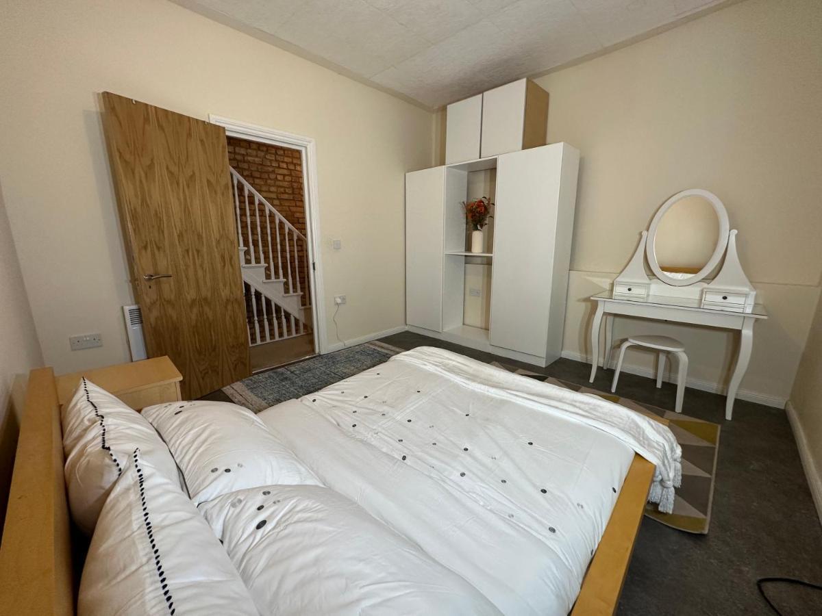 North London Spacious: 7-Bedroom Group Retreat with Gym Exterior photo