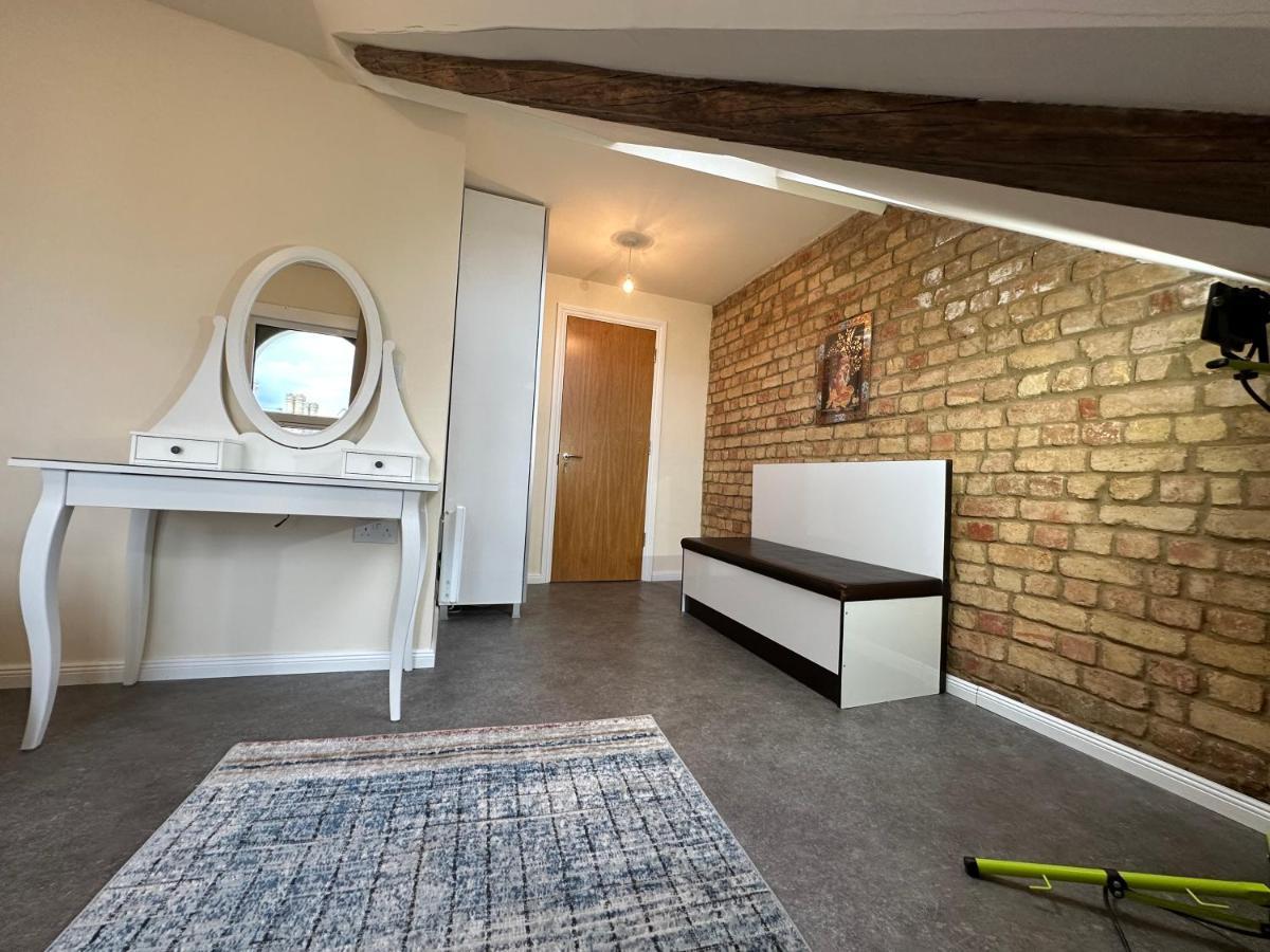 North London Spacious: 7-Bedroom Group Retreat with Gym Exterior photo