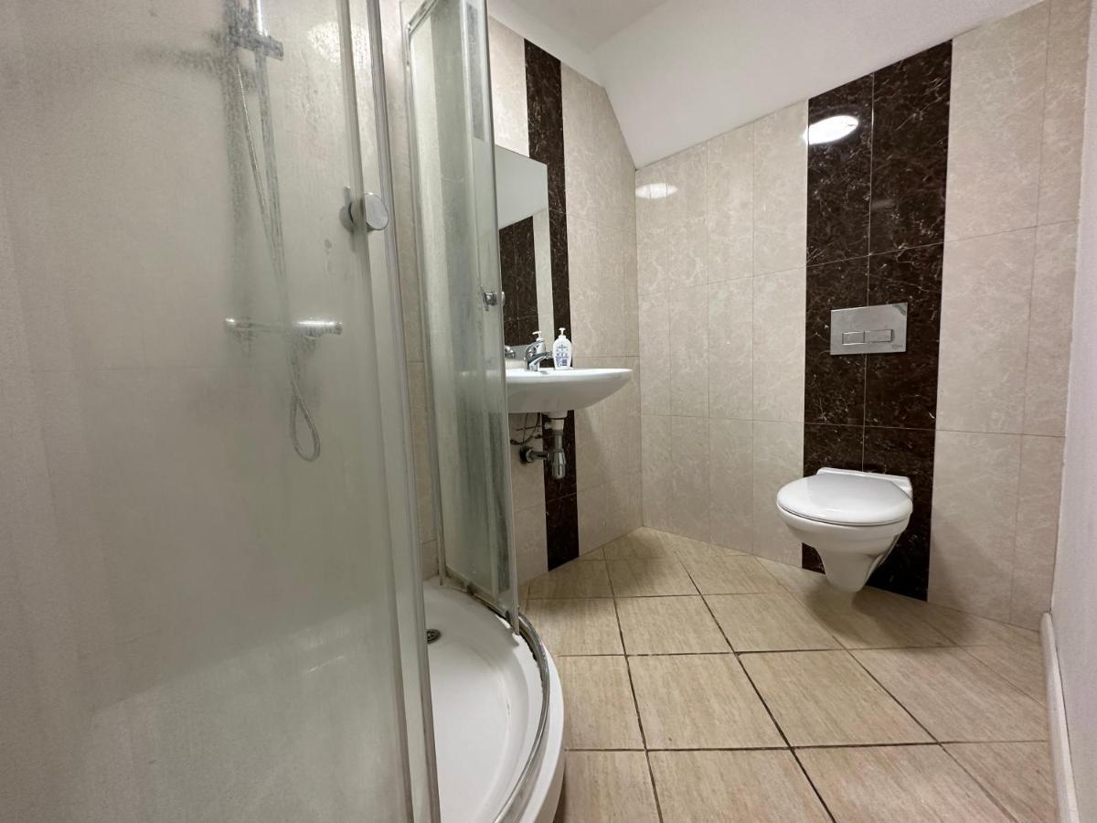 North London Spacious: 7-Bedroom Group Retreat with Gym Exterior photo