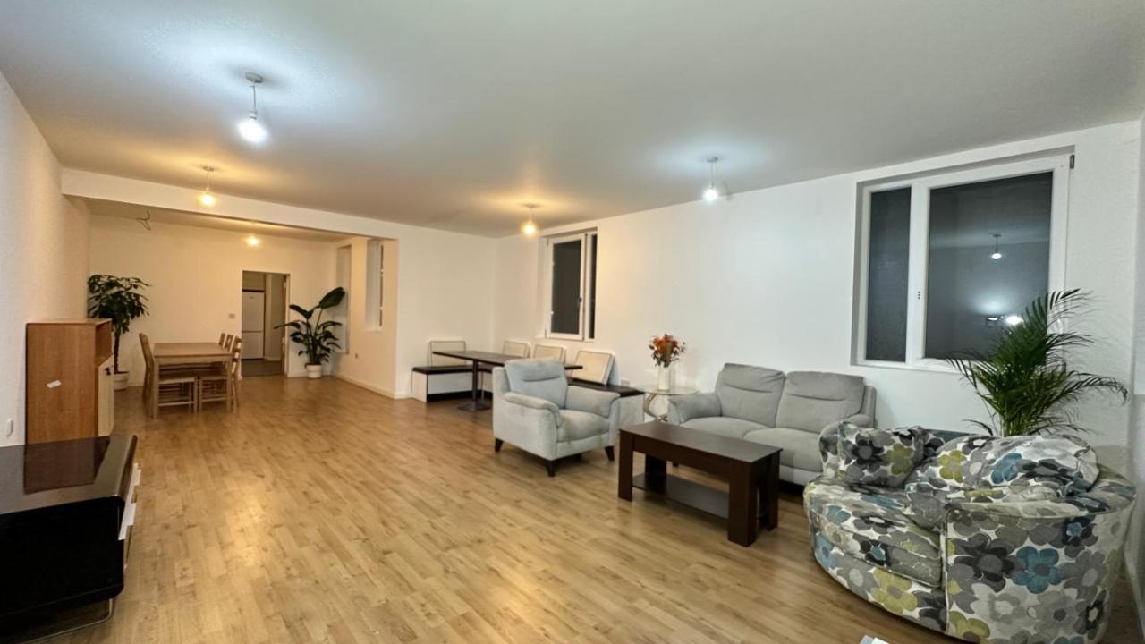 North London Spacious: 7-Bedroom Group Retreat with Gym Exterior photo