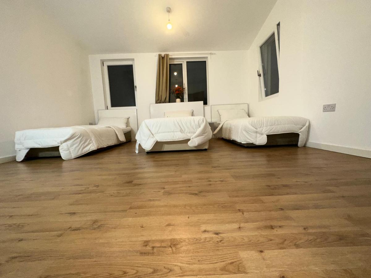 North London Spacious: 7-Bedroom Group Retreat with Gym Exterior photo