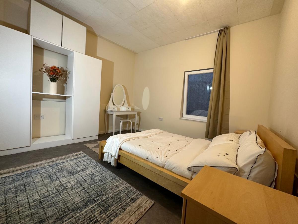North London Spacious: 7-Bedroom Group Retreat with Gym Exterior photo