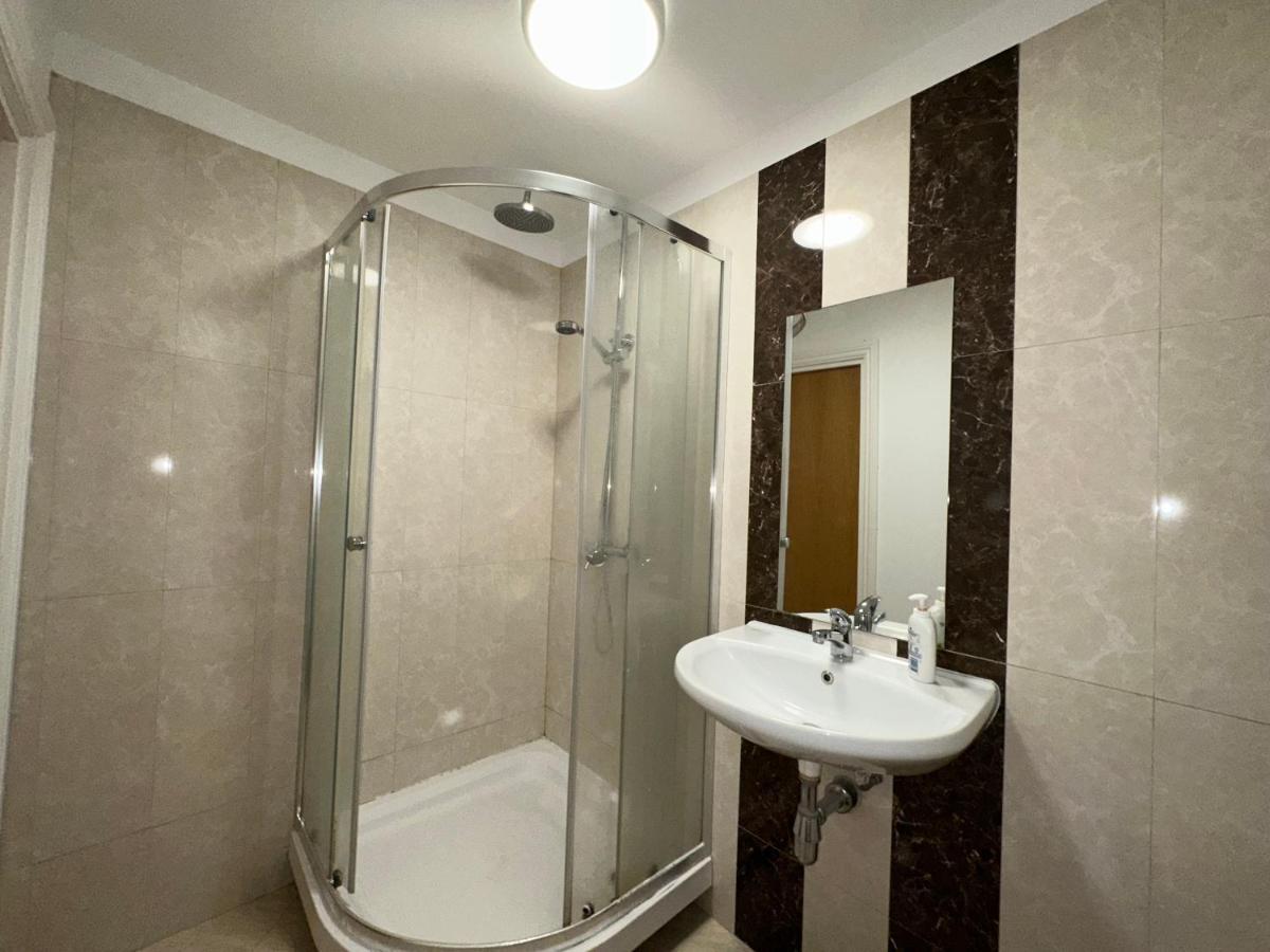North London Spacious: 7-Bedroom Group Retreat with Gym Exterior photo