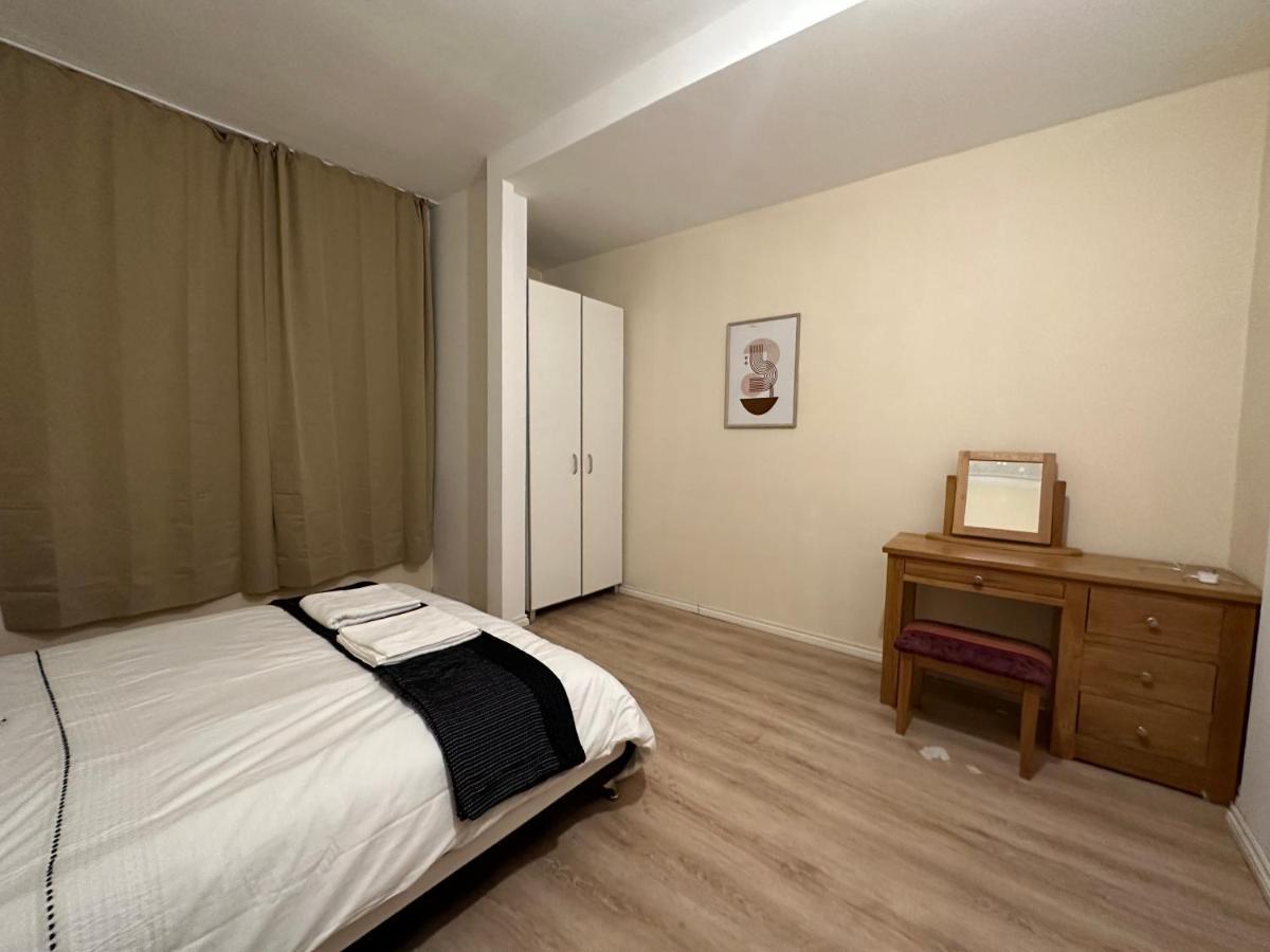 North London Spacious: 7-Bedroom Group Retreat with Gym Exterior photo