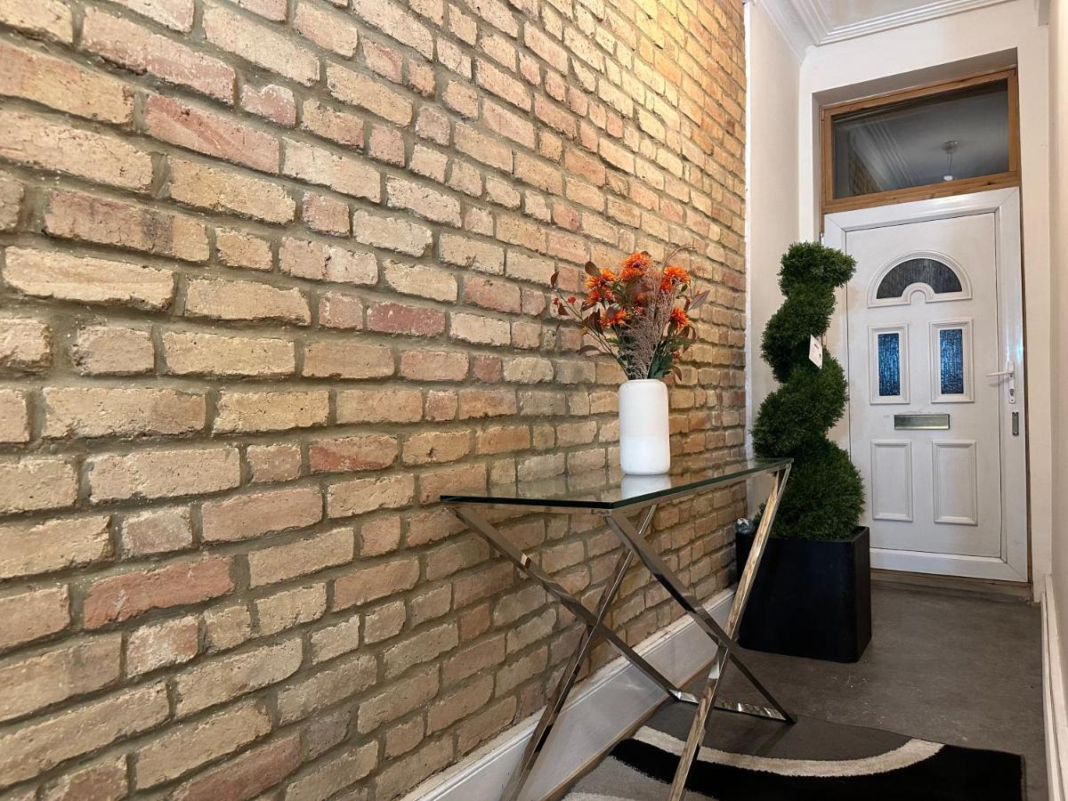 North London Spacious: 7-Bedroom Group Retreat with Gym Exterior photo