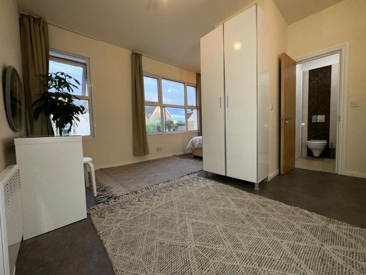 North London Spacious: 7-Bedroom Group Retreat with Gym Exterior photo