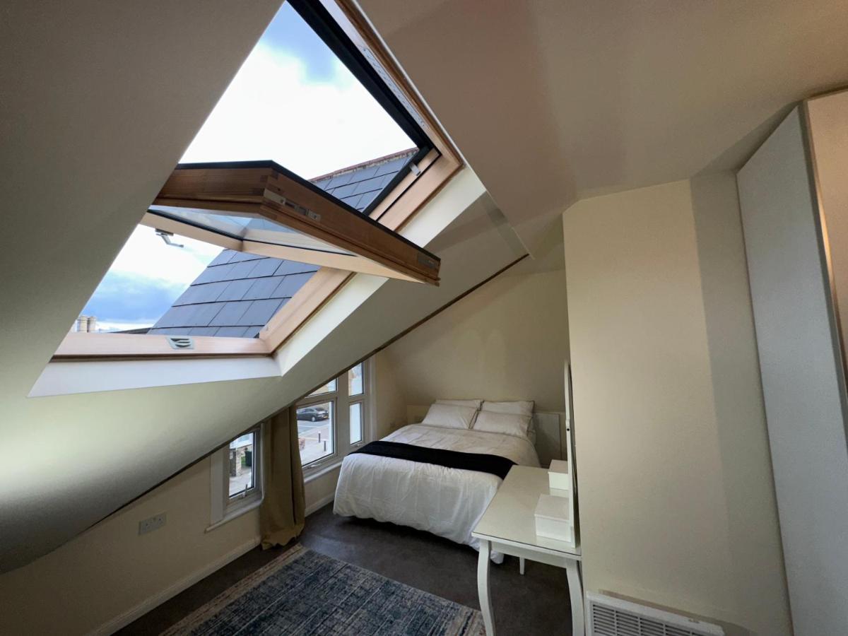 North London Spacious: 7-Bedroom Group Retreat with Gym Exterior photo