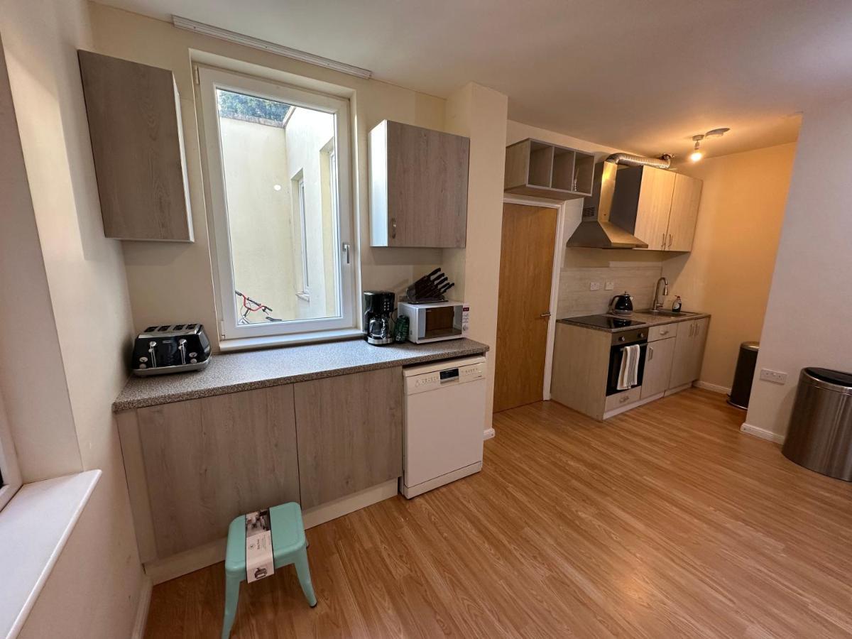 North London Spacious: 7-Bedroom Group Retreat with Gym Exterior photo