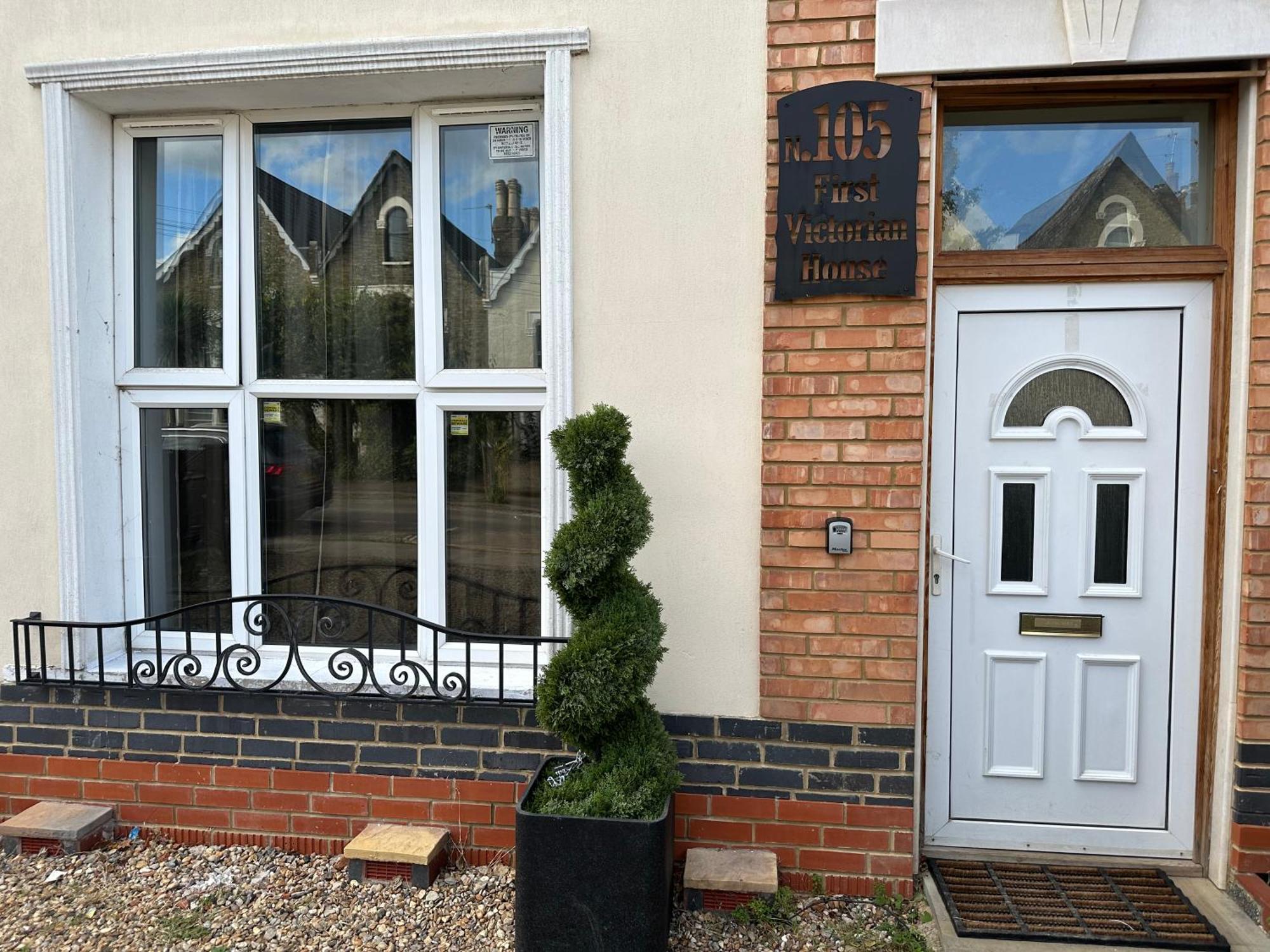 North London Spacious: 7-Bedroom Group Retreat with Gym Exterior photo