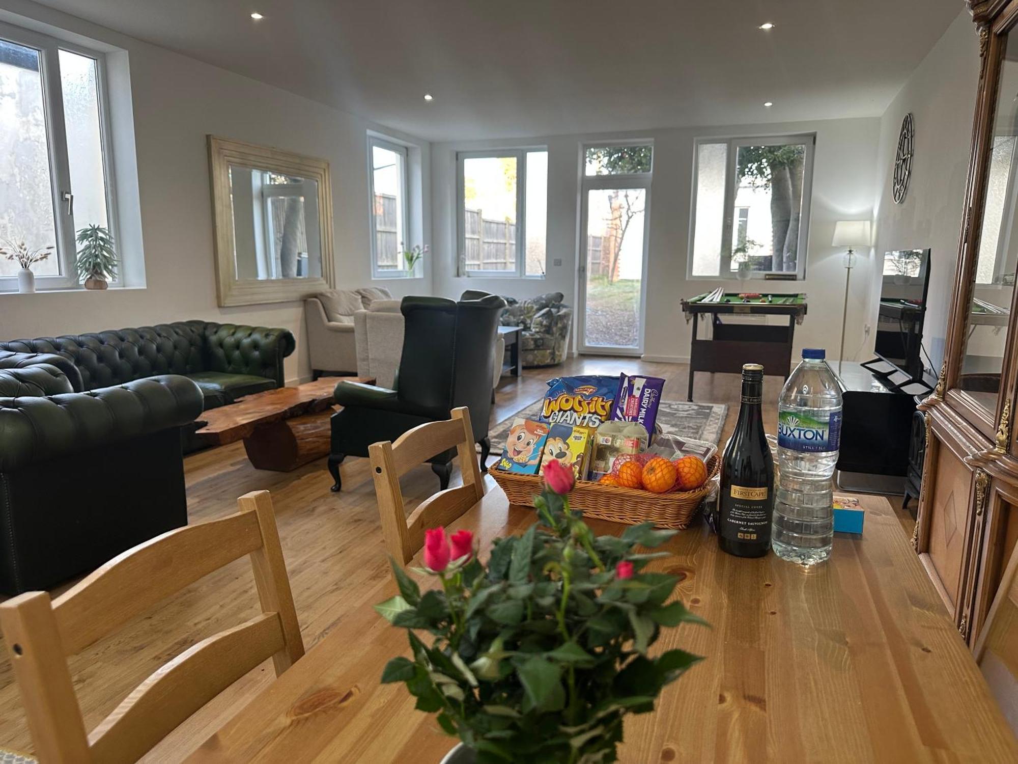 North London Spacious: 7-Bedroom Group Retreat with Gym Exterior photo