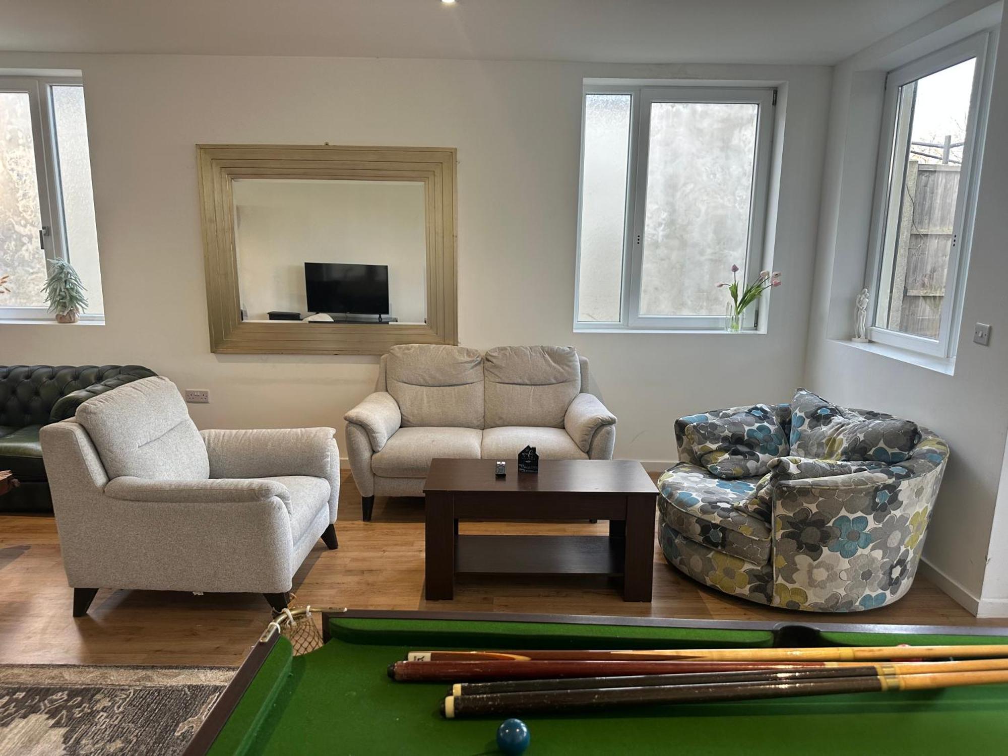 North London Spacious: 7-Bedroom Group Retreat with Gym Exterior photo