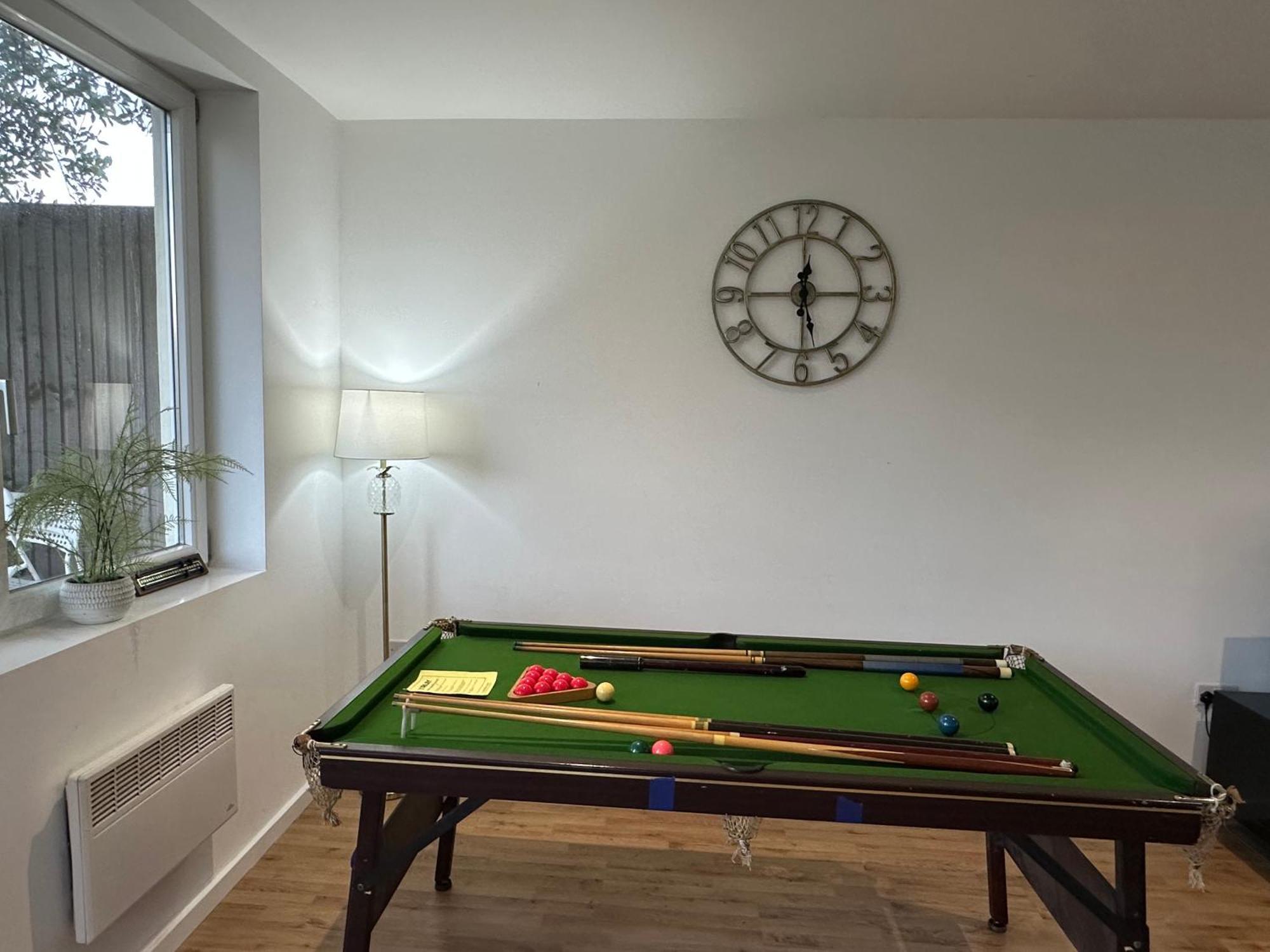 North London Spacious: 7-Bedroom Group Retreat with Gym Exterior photo
